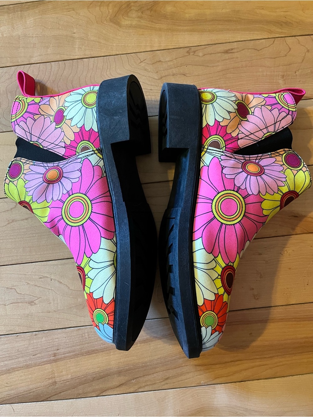 offbeat Sweetie Floral Daisy pull on Booties in Bright Multicolors size ten - Picture 3 of 8